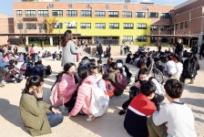 지진에 놀란 초등생 운동장 대피