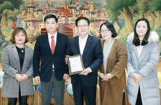 녹수초, 권명호 동구청장에 감사패