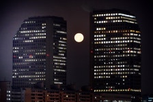 LG 쌍둥이빌딩 사이로 나타난 슈퍼문