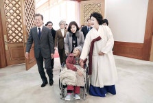 문재인 대통령 한일 위안부 합의 내용·절차 모두 잘못됐다