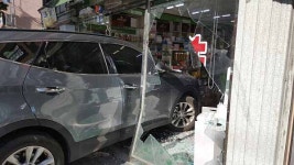 주차하던 SUV 차량 약국 돌진… 인명피해 없어