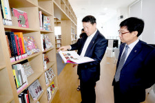 김형수 경제부시장, 울산도서관 현황 청취