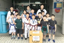 신정태권도장 관원, 이웃돕기 물품