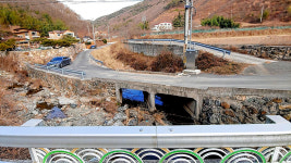 집중호우에 길이 물에 잠겨 고립되는 울산 마을
