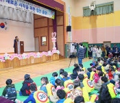 노옥희 울산시교육감, 수암초 신입생들에게 가방안전덮개 전달