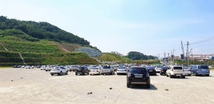 온산공단 텅빈 주차장 옆 도로 위 불법주정차 만연