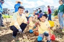 이동권 북구청장, 어린이들과 고구마 캐기 체험