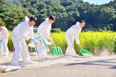 이선호 울주군수, 아프리카돼지열병(ASF) 차단 위해 생석회 도포