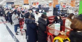 마스크 5장 때문에… 울산 울주군 우체국 앞 몇 시간 대기행렬