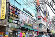 울며 겨자 먹기로 문 닫은 학원가…외벌이 강사 이달 월급 0원