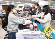 [현장취재] 마스크 5부제 첫 날 약국 북적…판매절차 제각각 혼선