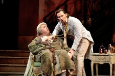 띄워 앉아 현장서 공연 즐긴다