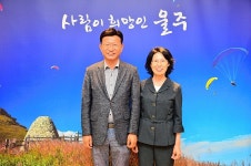 이선호 울산 울주군수, 울주도서관장과 환담