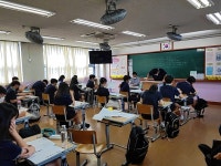 본지 기자, 남목중서 신문기자 진로탐색  특강