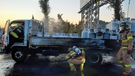 울주군 도로상 화물차량 화재...인명피해 없어