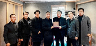 울산시 공장장협의회, 울산시청 환경보전과 이도희 과장에 감사패 전달