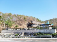 가평군 한석봉도서관 주차장 진출입을 위한 점용허가 - 974 | 진출입로 점용허가 '군유지' 수년간 담쌓고 주차장 사용