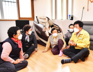 울산 중구, 지역 최초 공립경로당 초미세먼지 방진망 설치…박태완 중구청장 현장 점검