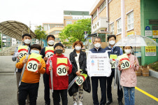 LS니꼬동제련 도석구 사장, 온산초등학교 전교생에 투명우산 선물