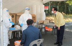 송철호 울산시장, 코로나19 남구 임시선별검사소 근무자 격려