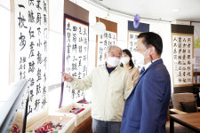 이동권 북구청장, 문화쉼터 몽돌 5월 기획전시 관람