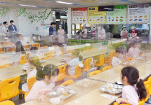 조기 전면등교 고심 노옥희 울산교육감, 초등학교 급식소 현장점검