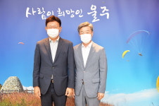이선호 울산 울주군수, 문승곤 울주도서관장 환담
