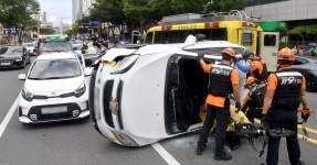 울산 남구 시청 앞 도로서 차량 전도해 2명 경상