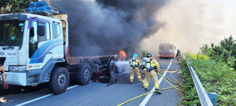 울주군 온양IC 인근에서 화물차 타이어 화재
