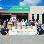 두북농협, 노인의 날 기념 보행보조기 지원