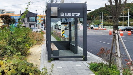 인도 가로막은 산업로 버스승강장 보행 불편 초래