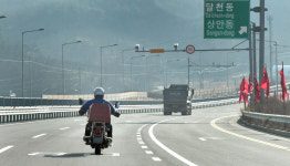 이예로 질주하는 오토바이