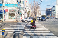 우회전 시 횡단보도 사람 보이면 일시 정지···7월부터 시행
