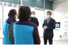 경주시니어클럽 화랑방역 | 부산병무청장, 방역활동 지원 시니어클럽 격려