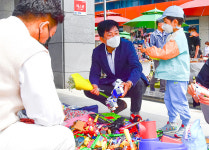 박태완 중구청장, 중구종합사회복지관 벼룩시장 격려 방문