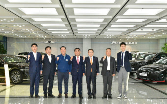 부지(주행시험장)와 수출선적부두를 둘러본 뒤 기념촬영을 하고 있다. 왼쪽부터 전봉민 의원, 박성민 의원, 이동석 현대차 대표이사, 김두겸 울산