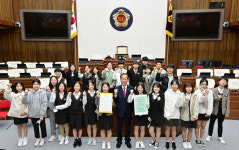 남목중학교 민주학교 프로그램 참여 학생 본회의장 견학