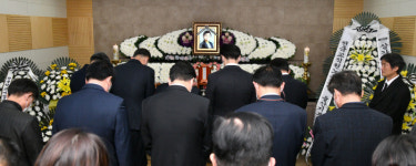 노옥희 교육감 별세 조문하는 교육청 직원