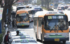 공업탑 일대 버스정류장, 꼬리문 시내버스 위험천만
