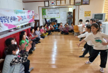 울산 척과초, 반용마을 경로당 찾아 위문공연·선물 전달