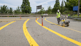 안전지대 차선 도색작업 실시해