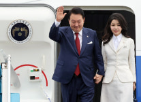 尹, 국빈 방문 베트남 도착...양자 차원 첫 아세안 국가 방문