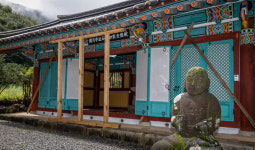 울주 간월사지 석조여래좌상 보호각 지붕 내려 앉아...보수 필요