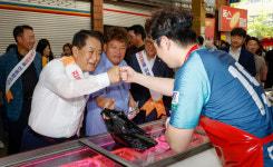 서동욱 남구청장, 추석 맞이 전통시장 장보기 행사 실시