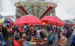 설 앞두고 북적이는 남창옹기종기시장