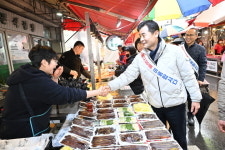 김영길 울산중구청장, 설맞이 전통시장 순회 방문