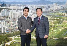 김영길 중구청장, 이천우 병영1동 주민자치위원장 환담