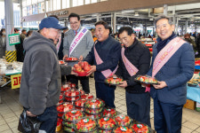 김두겸 시장, 설 맞이 남창옹기종기시장 방문