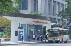 동해 고래 · 대나무잎 … 울산만의 색 입힌 시청 앞 시내버스 정류장 준공