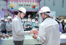 찜통더위엔 아이스 커피가 딱...HD현대중, 현장직원 건강 사수